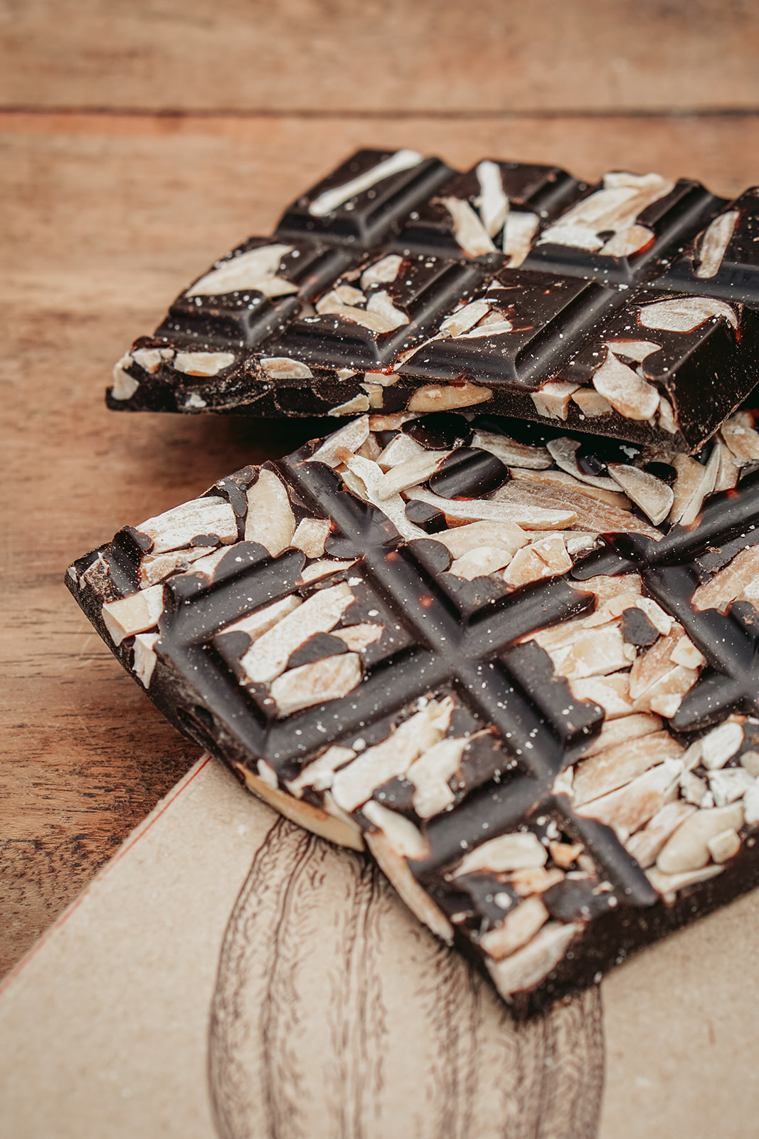 טבלת שוקולד מריר בעבודת יד עם שקדים קלויים ומלח ים אריזה ממותגת ארגז מהכפר